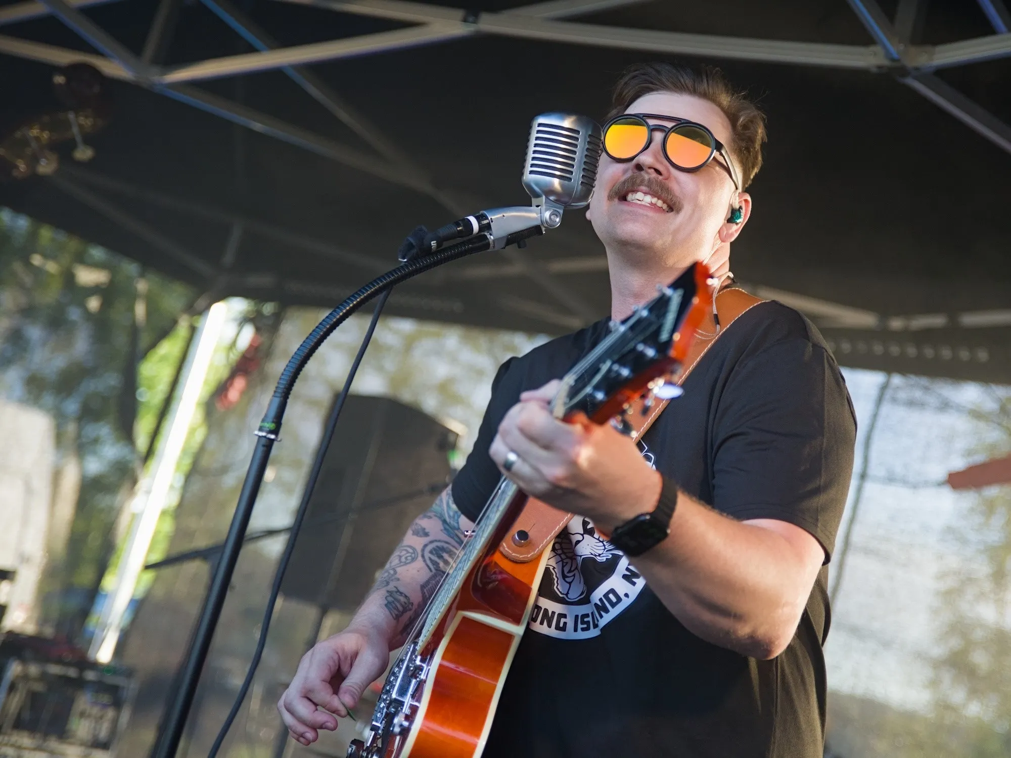 Pino - švadlena, kytaristka